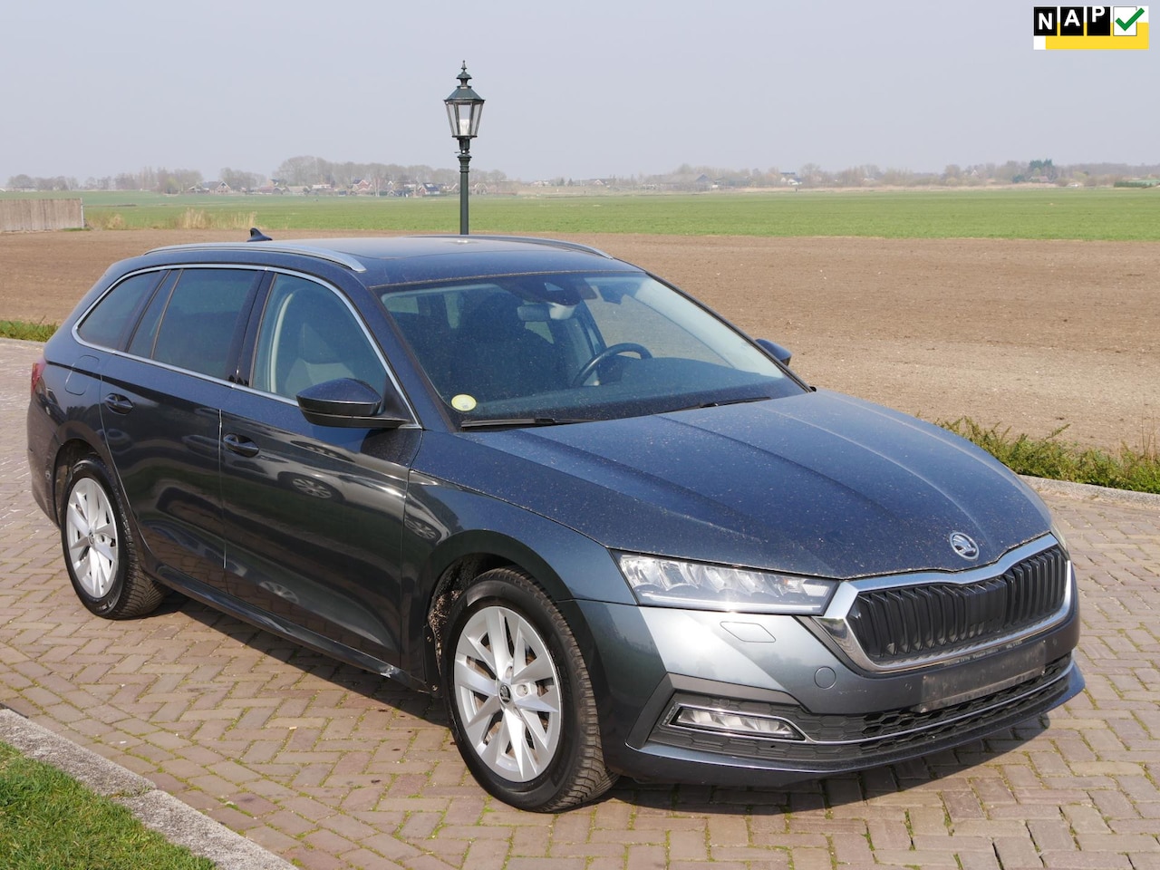 Skoda Octavia Combi - 2.0 TDI 85kW CLEVER PANO CLIMA ** 11799 NETTO ** - AutoWereld.nl
