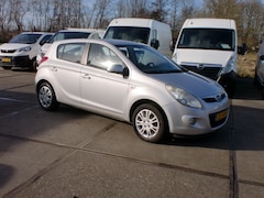 Hyundai i20 - 1.2 5-DRS AIRCO BJ2010 GRIJS PERFECTE COND N.A.P