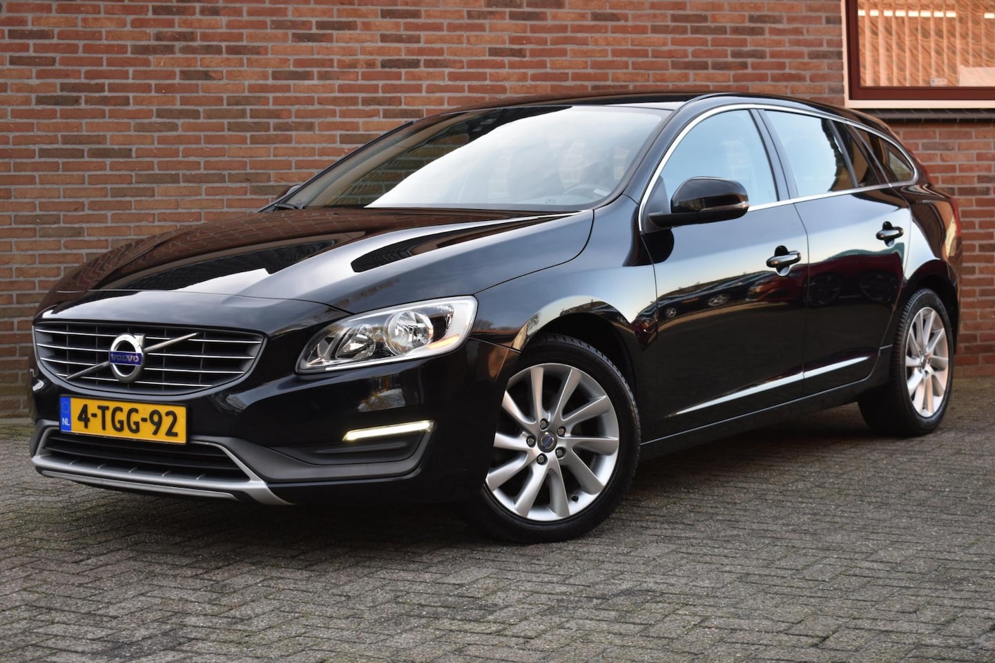 Volvo V60 - 2.0 D4 Momentum '14 ROETFILTER VOL!! Navi Clima Cruise Inruil mogelijk - AutoWereld.nl