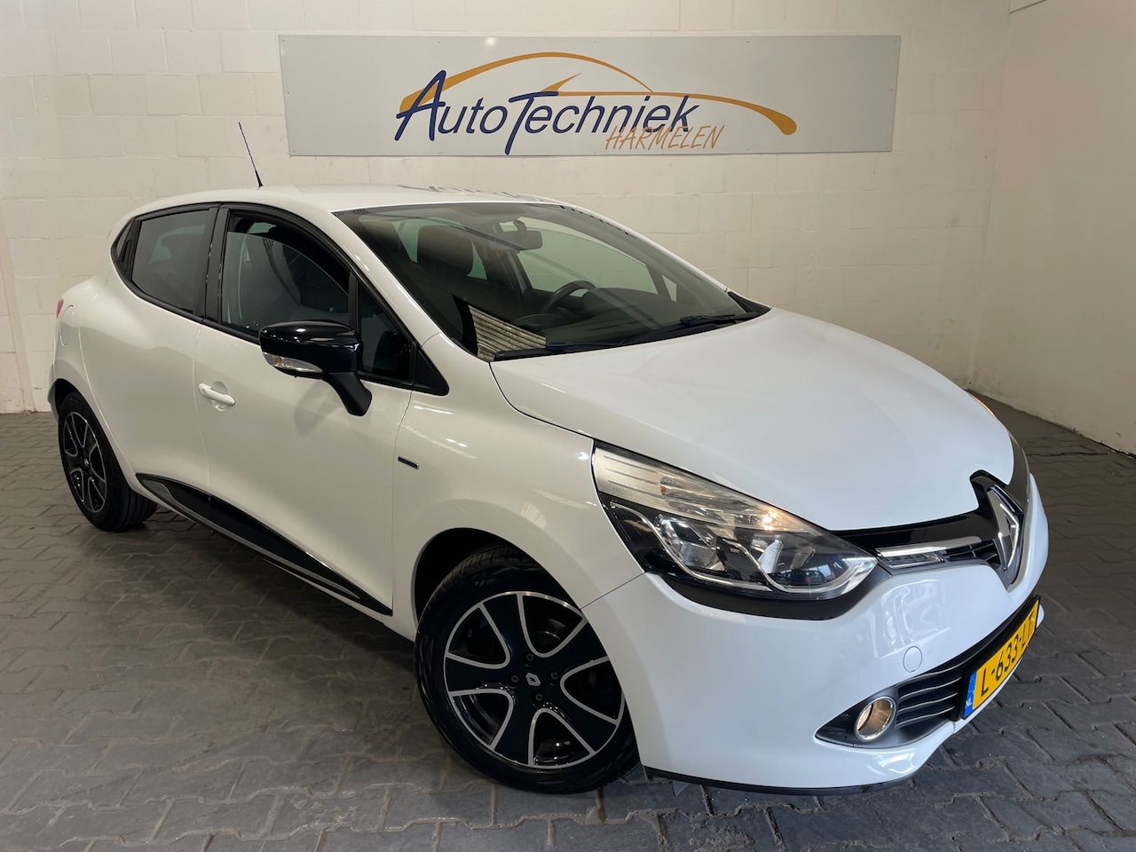 Renault Clio - 1.2 Limited.*Navi*Cruise*Rijklaarprijs* - AutoWereld.nl