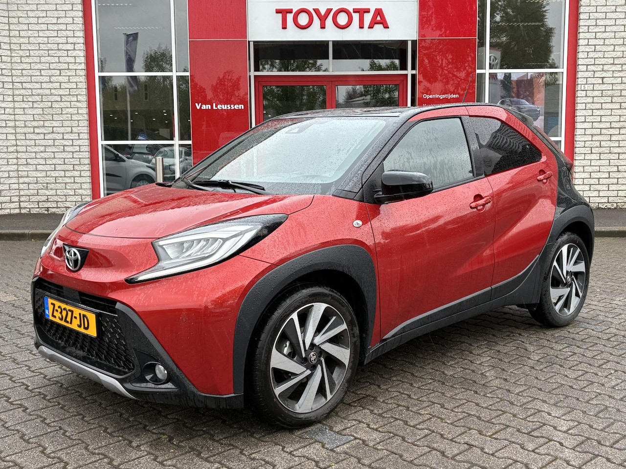 Toyota Aygo X - ENVY AUTOMAAT NAVI PARK-SENSOREN CLIMA AD-CRUISE LED DRAADLOOS-LADEN 18" LM-VELGEN PRIVACY - AutoWereld.nl