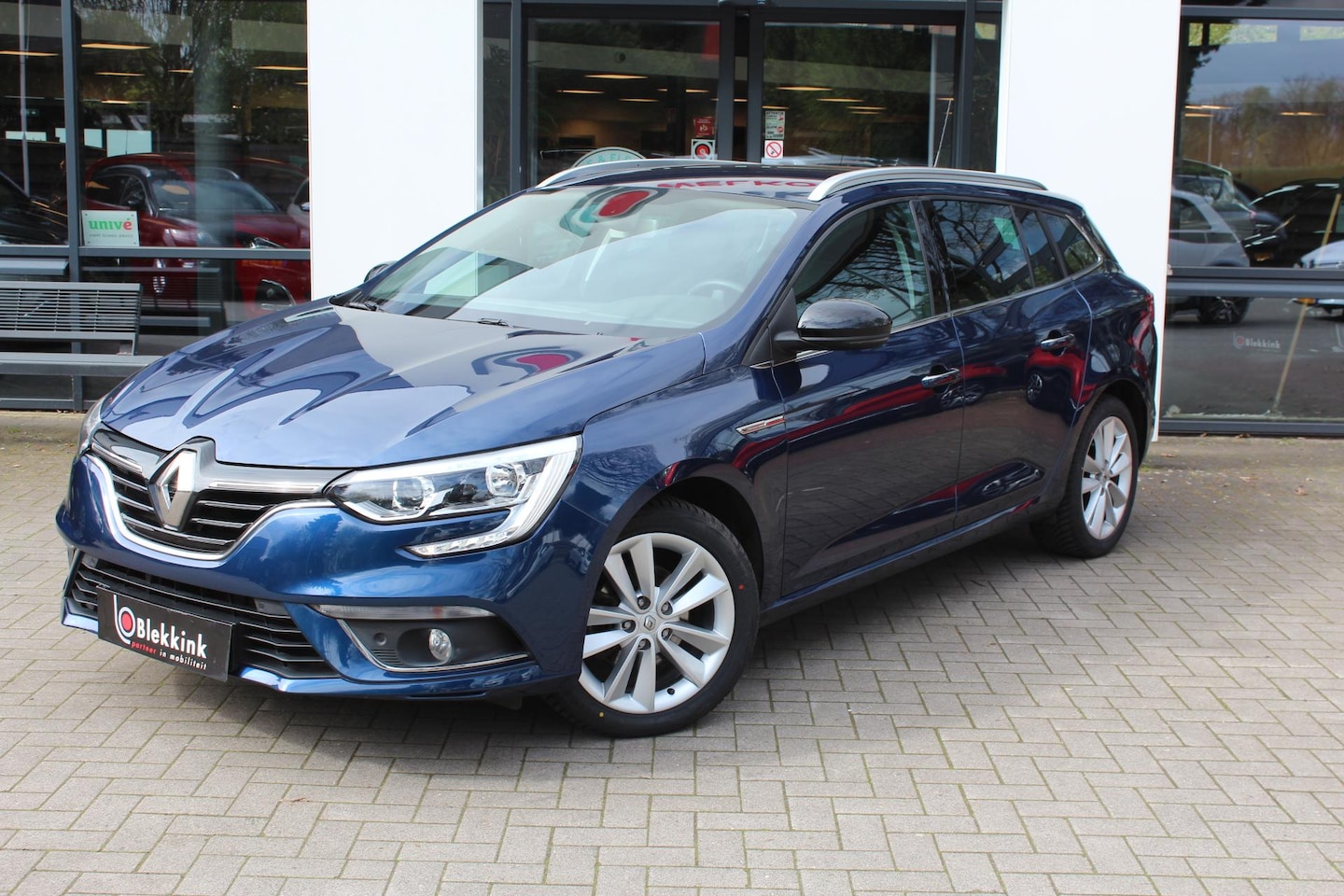 Renault Mégane Estate - 1.3 TCe Limited 140 pk Navigatie,Trekvrm 1650KG,PDC V+A +CAMERA - AutoWereld.nl