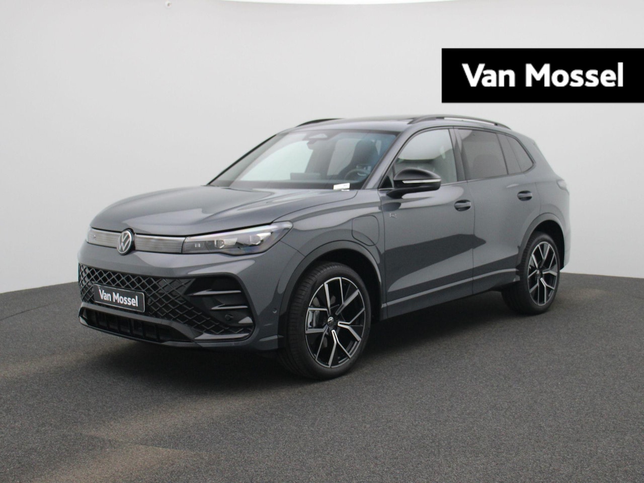 Volkswagen Tiguan - 1.5 eHybrid R-Line Edition | Automaat | Navigatie| Draadloze Apple carplay | Stoelverwarmi - AutoWereld.nl
