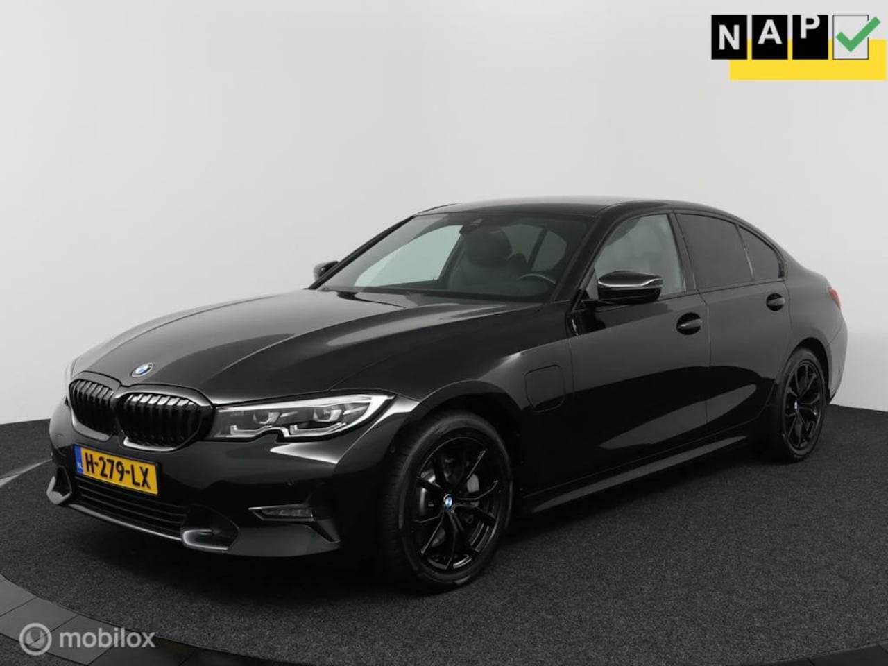BMW 3-serie - 330e Aut8 184Pk plug-in Hybride Sport Line | Clima | Camera | Appple car-play | Parking Pa - AutoWereld.nl