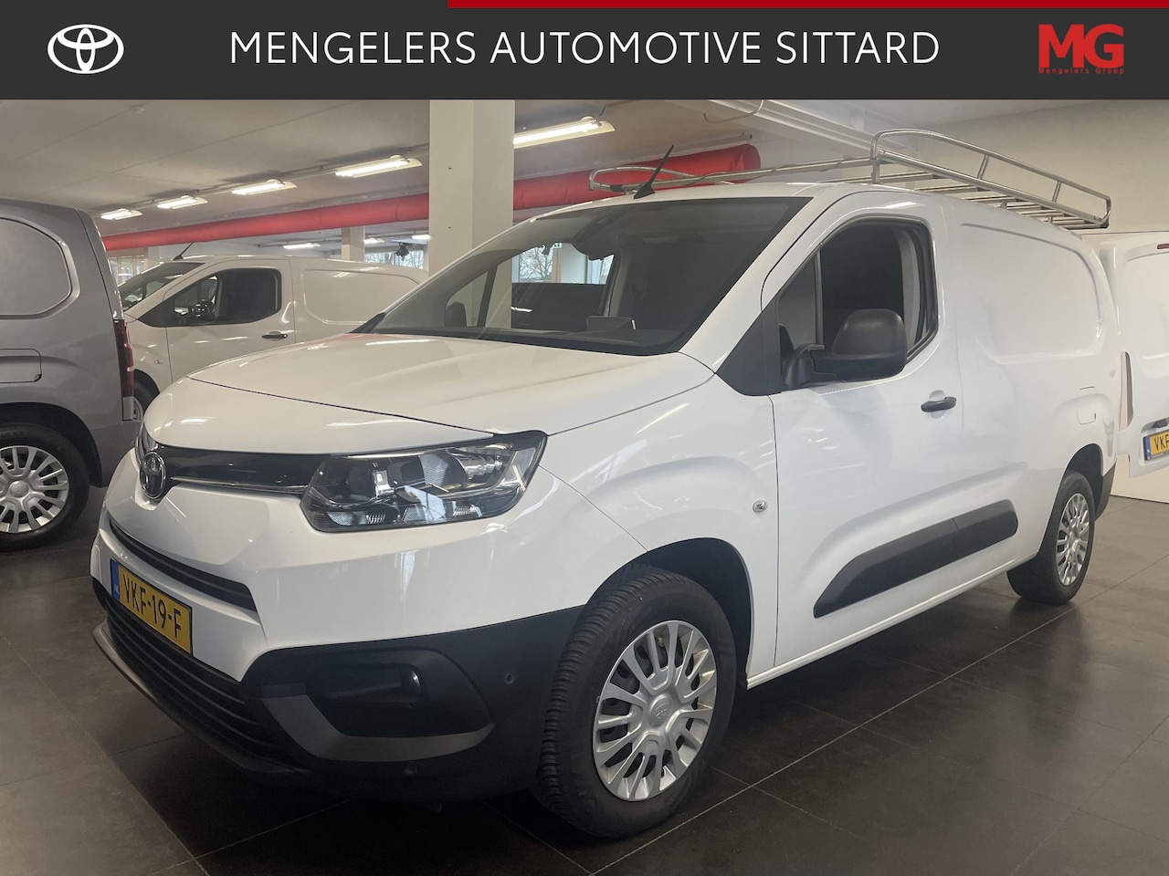 Toyota ProAce City - 1.5 D-4D Professional Long | Blindspot | Apple | Navi | Trekhaak | RVS imperiaal - AutoWereld.nl