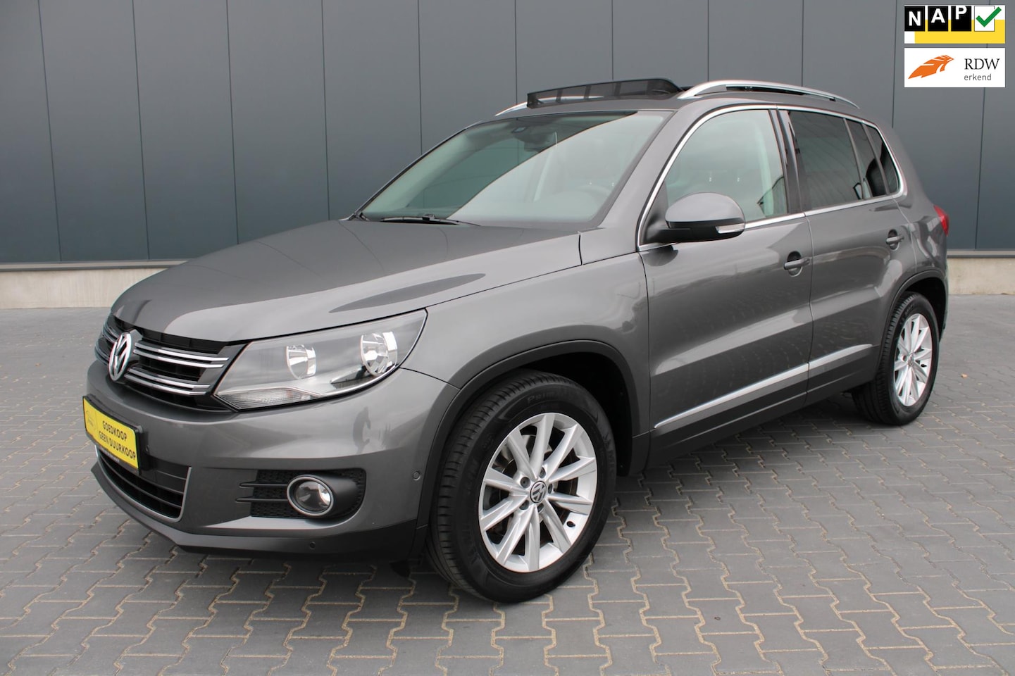 Volkswagen Tiguan - 1.4 TSI 4Motion Sport&Style Schuifdak Caravantrekker - AutoWereld.nl