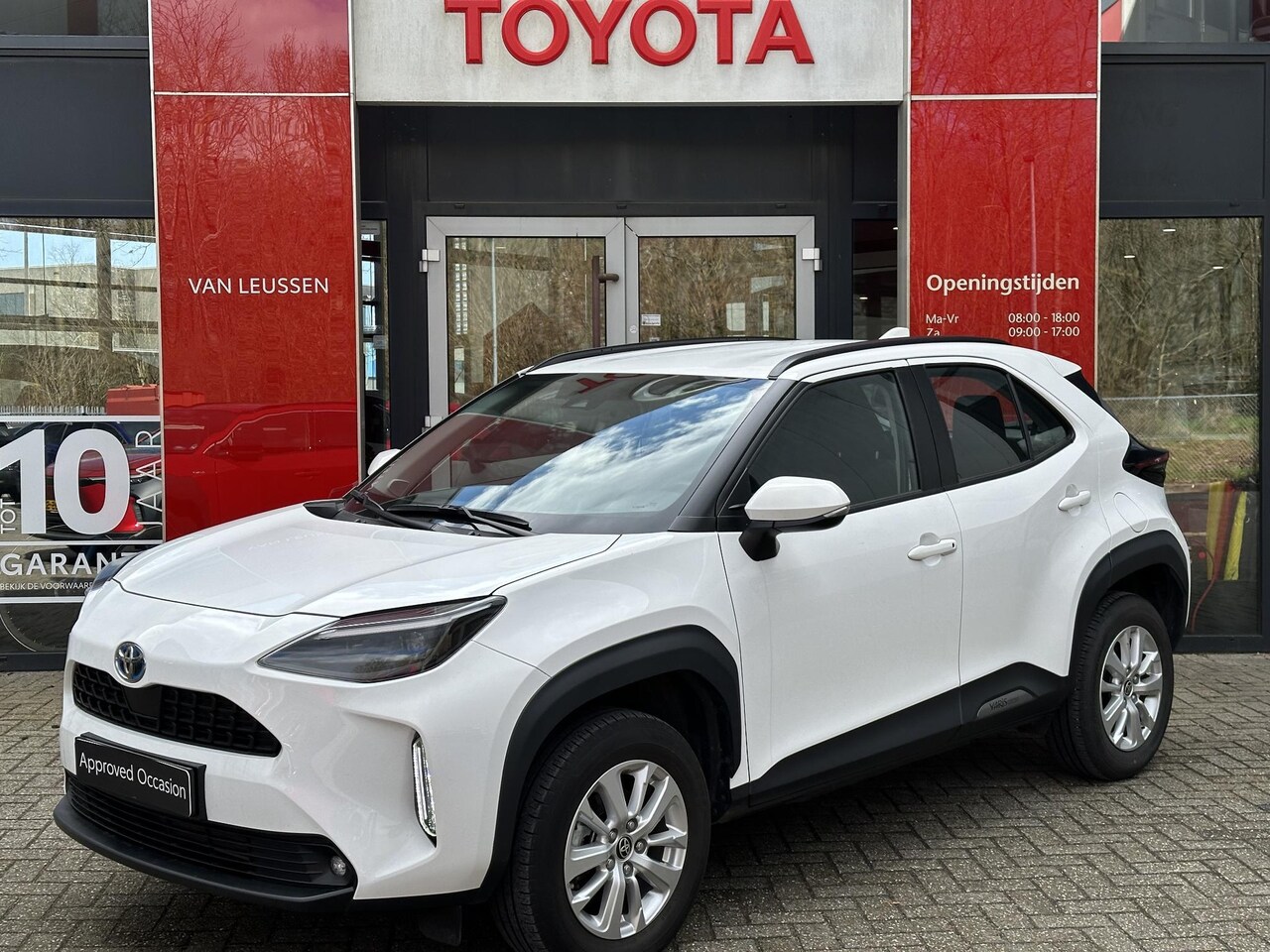 Toyota Yaris Cross - 1.5 HYBRID DYNAMIC ELEKTR. ACHTERKLEP APPLE/ANDROID-AUTO HEAD-UP DISPLAY STOEL/STUURVERWAR - AutoWereld.nl