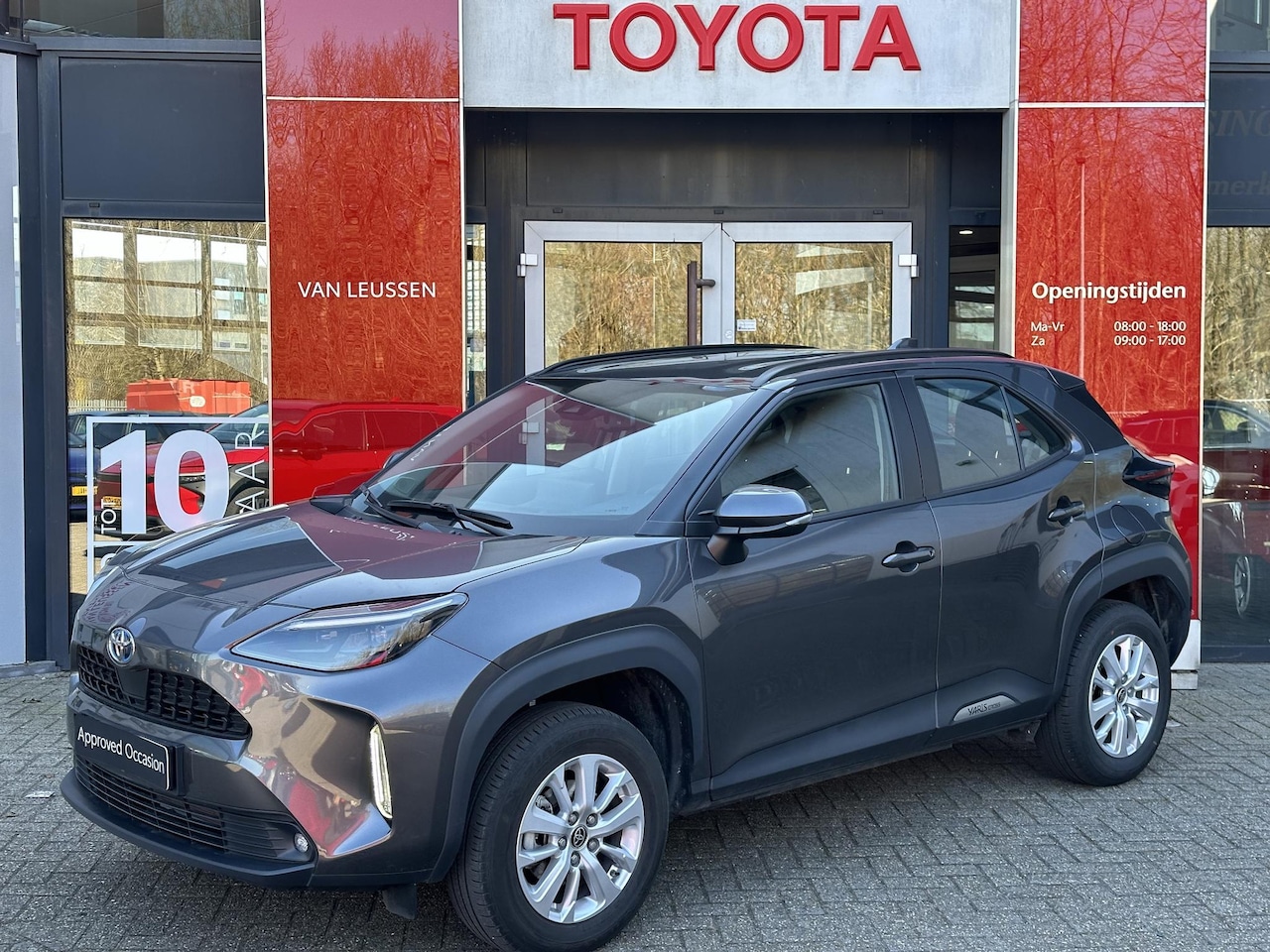 Toyota Yaris Cross - 1.5 HYBRID DYNAMIC ELEKTR. ACHTERKLEP APPLE/ANDROID-AUTO HEAD-UP DISPLAY STOEL/STUURVERW. - AutoWereld.nl
