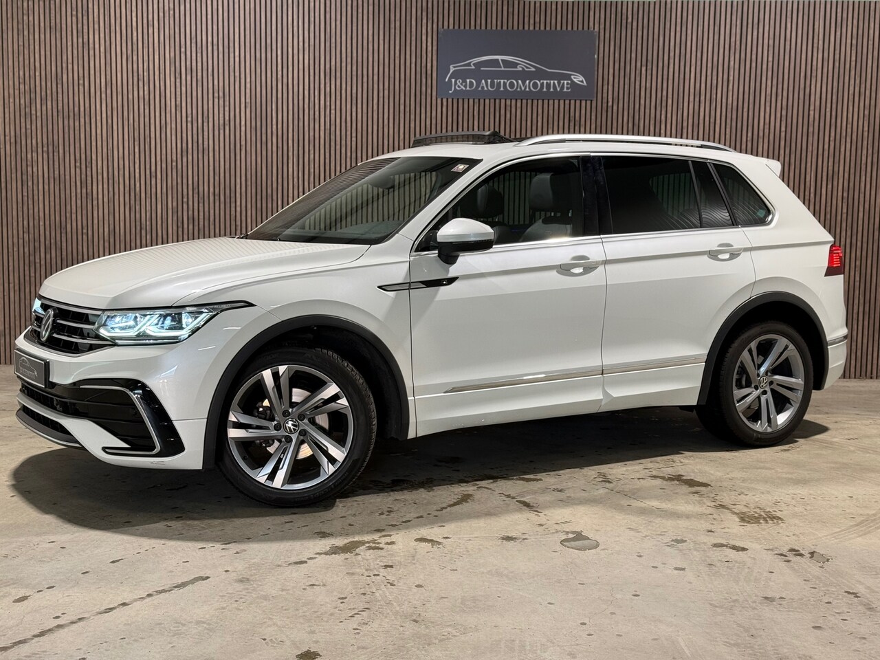 Volkswagen Tiguan - 1.5 TSI R-Line Business+ 2020 DSG PANO LED VIRTUAL - AutoWereld.nl