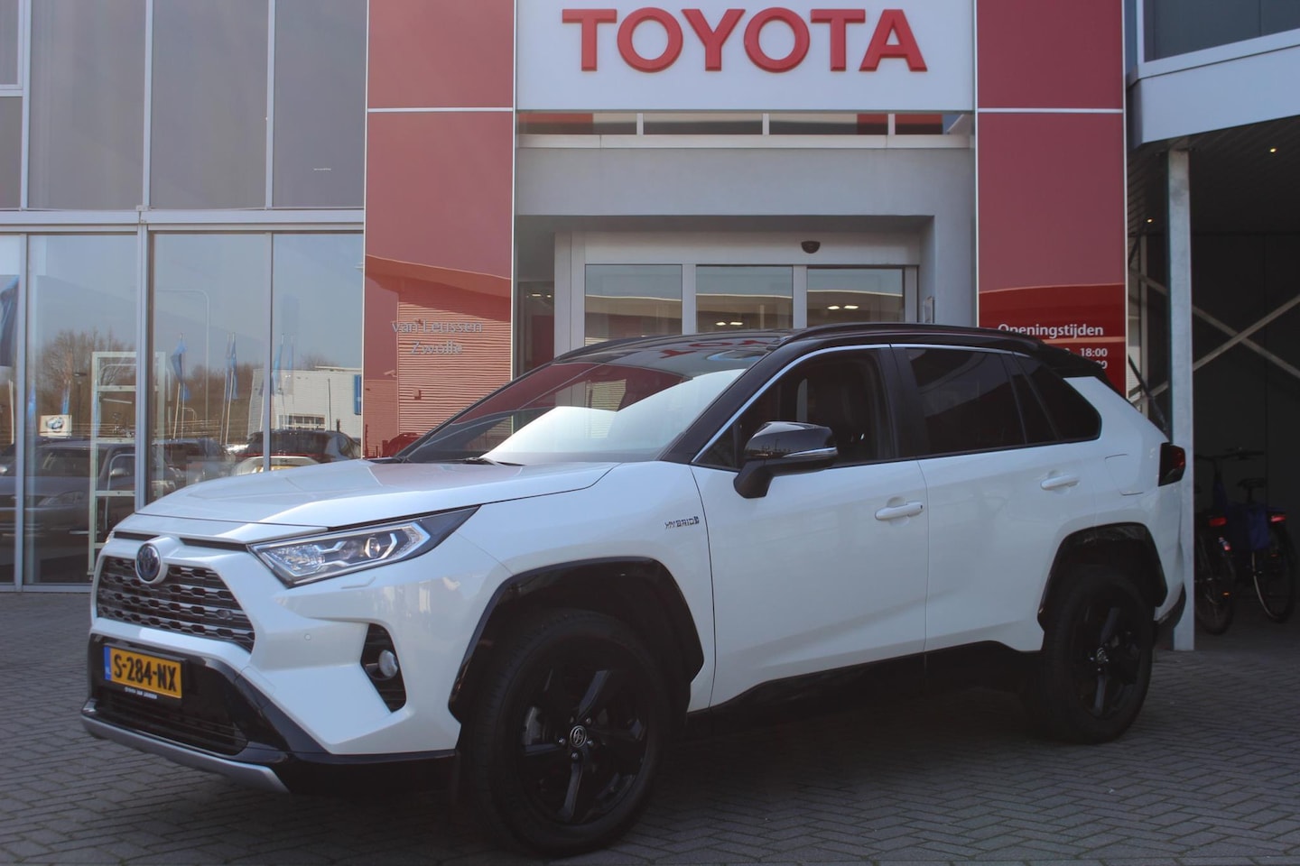 Toyota RAV4 - 2.5 HYBRID AWD BI-TONE TREKHAAK 1650KG APPLE/ANDROID STOEL/STUURVERW. EL-ACHTERKLEP AD-CRU - AutoWereld.nl