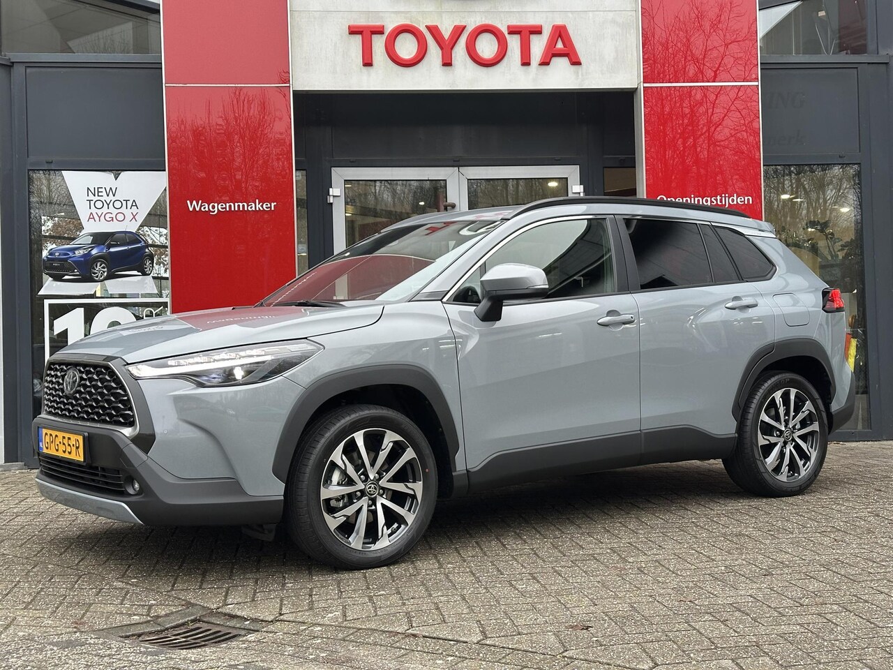 Toyota Corolla Cross - 1.8 HYBRID 140 BUSINESS PLUS NIEUW DIRECT LEVERBAAR ELEK-KLEP BLIND SPOT PARK-SENSOREN KEY - AutoWereld.nl