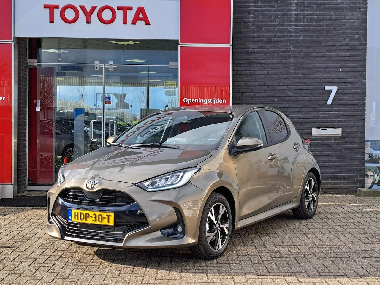 Toyota Yaris - 1.5 Hybrid 115 First Edition APPLE/ANDROID LM-VELGEN AD-CRUISE NAVI CAMERA PRIVACY-GLASS - AutoWereld.nl