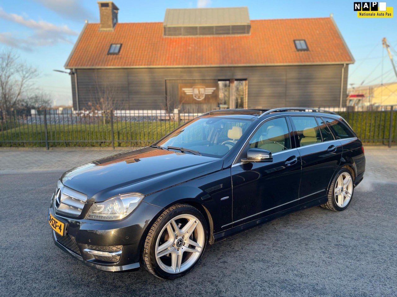 Mercedes-Benz C-klasse - 200 AMG AUTOMAAT PANORAMADAK LEER NAVI XENON FACELIFT - AutoWereld.nl