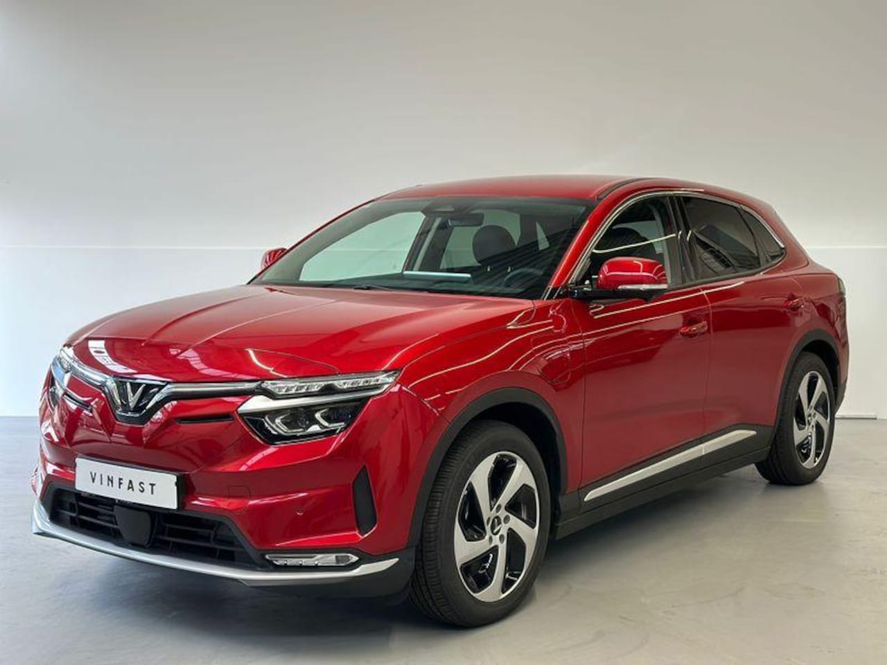 VinFast VF 8 - Eco 87.7 kWh 4WD. Inruilpremie tot wel € 5.000,- Vraag uw adviseur naar de voorwaarden - AutoWereld.nl
