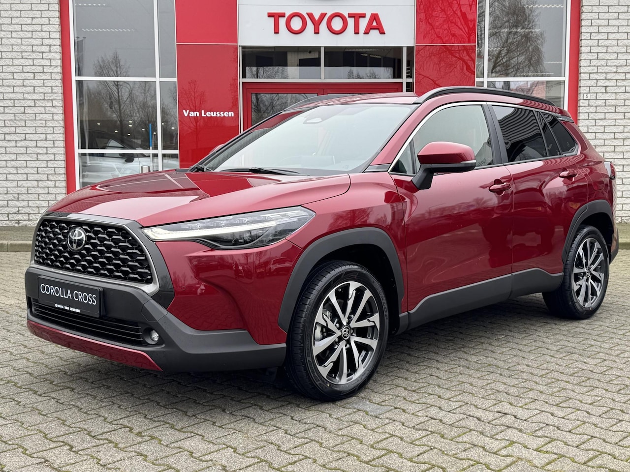 Toyota Corolla Cross - 2.0 HYBRID 200 STYLE NIEUW & DIRECT LEVERBAAR!!! STOELVERW NAVI BLIND-SPOT PARK-SENSOREN E - AutoWereld.nl