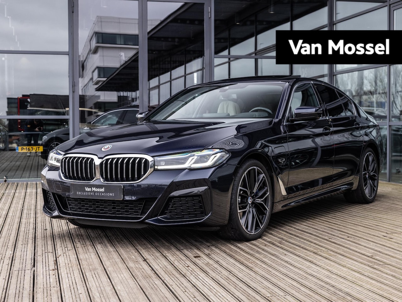BMW 5-serie - 545e xDrive Business Edition Plus | M-SPORT PAKKET | 20 INCH | STOELVENTILATIE | STUURVERW - AutoWereld.nl
