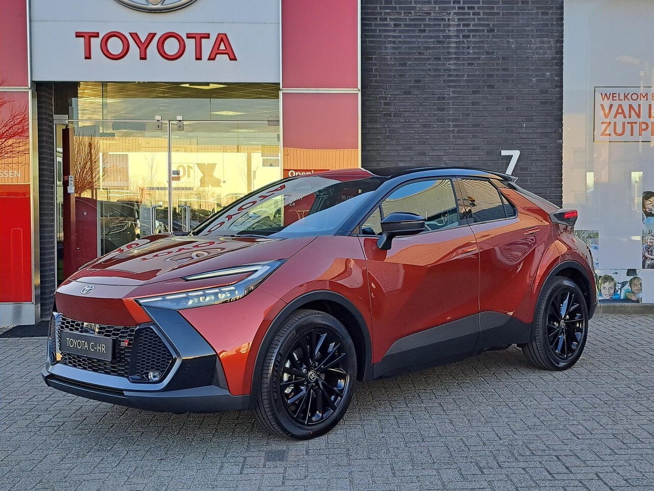 Toyota C-HR - 2.0 Plug-in Hybrid 220 GR SPORT NIEUW DIRECT LEVERBAAR BLIND SPOT STOEL/ STUURVERWARMING P - AutoWereld.nl