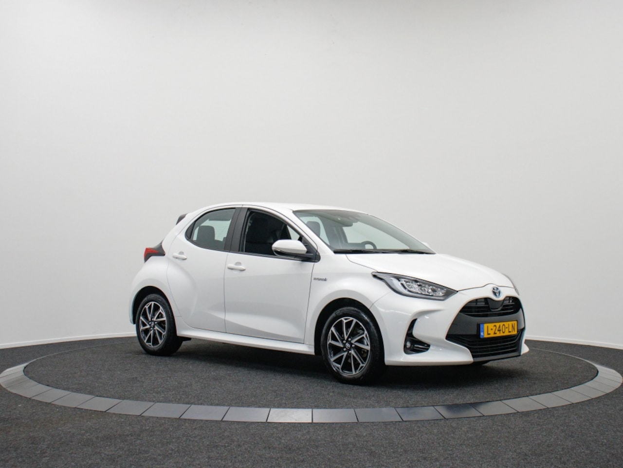 Toyota Yaris - 1.5 Hybrid Dynamic | Navigatie by App | Adapt. Cruise control - AutoWereld.nl