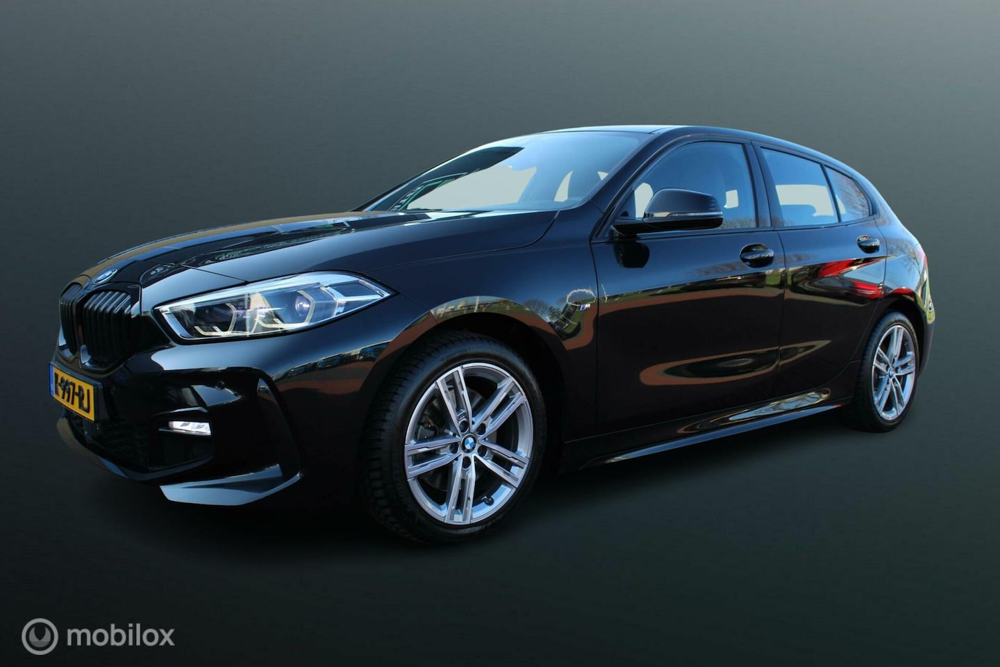 BMW 1-serie - 118i M Sport High Executive 118i M Sport High Executive, Sportstoelen, Cruise, Carplay, Pdc voor + achter, Clima. - AutoWereld.nl