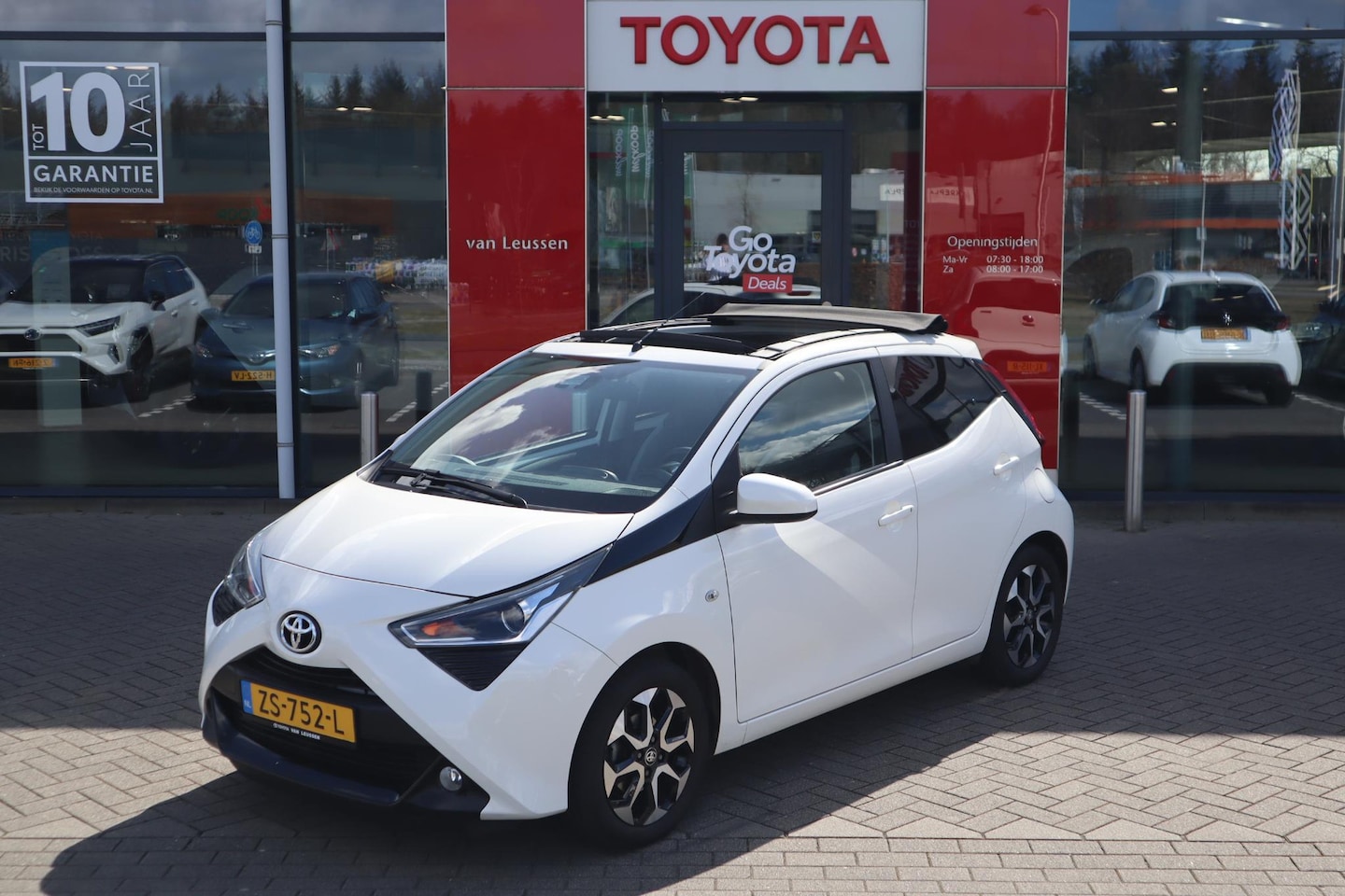 Toyota Aygo X - X-JOY CABRIO AUTOMAAT LM-VELGEN CLIMA PRIVACY-GLASS LED-DAGRIJ APPLE/ANDROID CAMERA NL-AUT - AutoWereld.nl