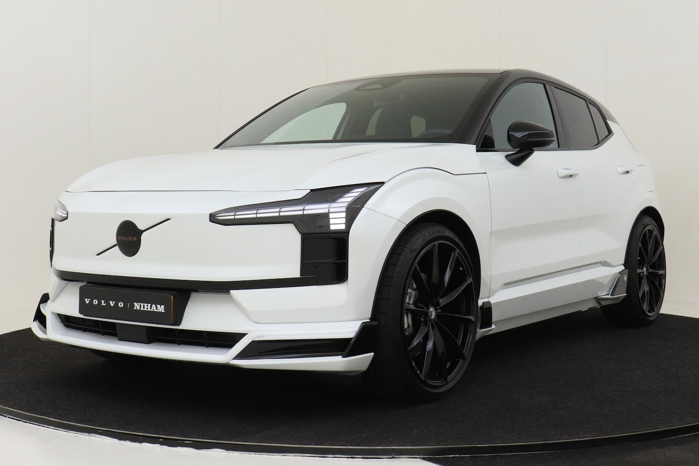 Volvo EX30 - SM EXT. RANGE PLUS 69 kWh *FULL HEICO BODYKIT!* -BLACK.BADGE|21"|VERLAAGD|ADAP.CRUISE|CAME - AutoWereld.nl