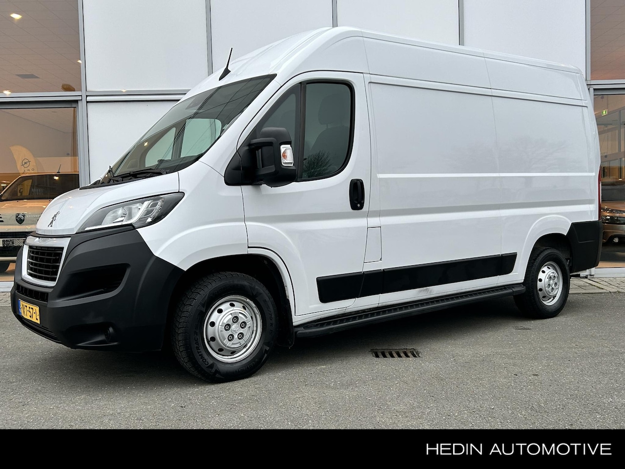 Peugeot Boxer - 333 2.2 BlueHDi 120 L2H2 Premium | NAVI | CAMERA | GEVEERDE STOEL | CLIMATE CONTROL | LAAD - AutoWereld.nl