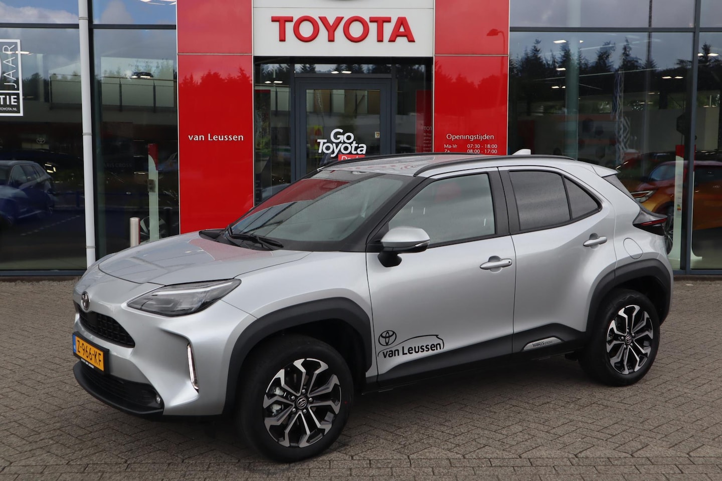 Toyota Yaris Cross - 1.5 Hybrid 115 First Edition FACELIFT MODEL NAVI 17"LMV KEYLESS PRIVACY-GLASS APPLE/ANDROI - AutoWereld.nl