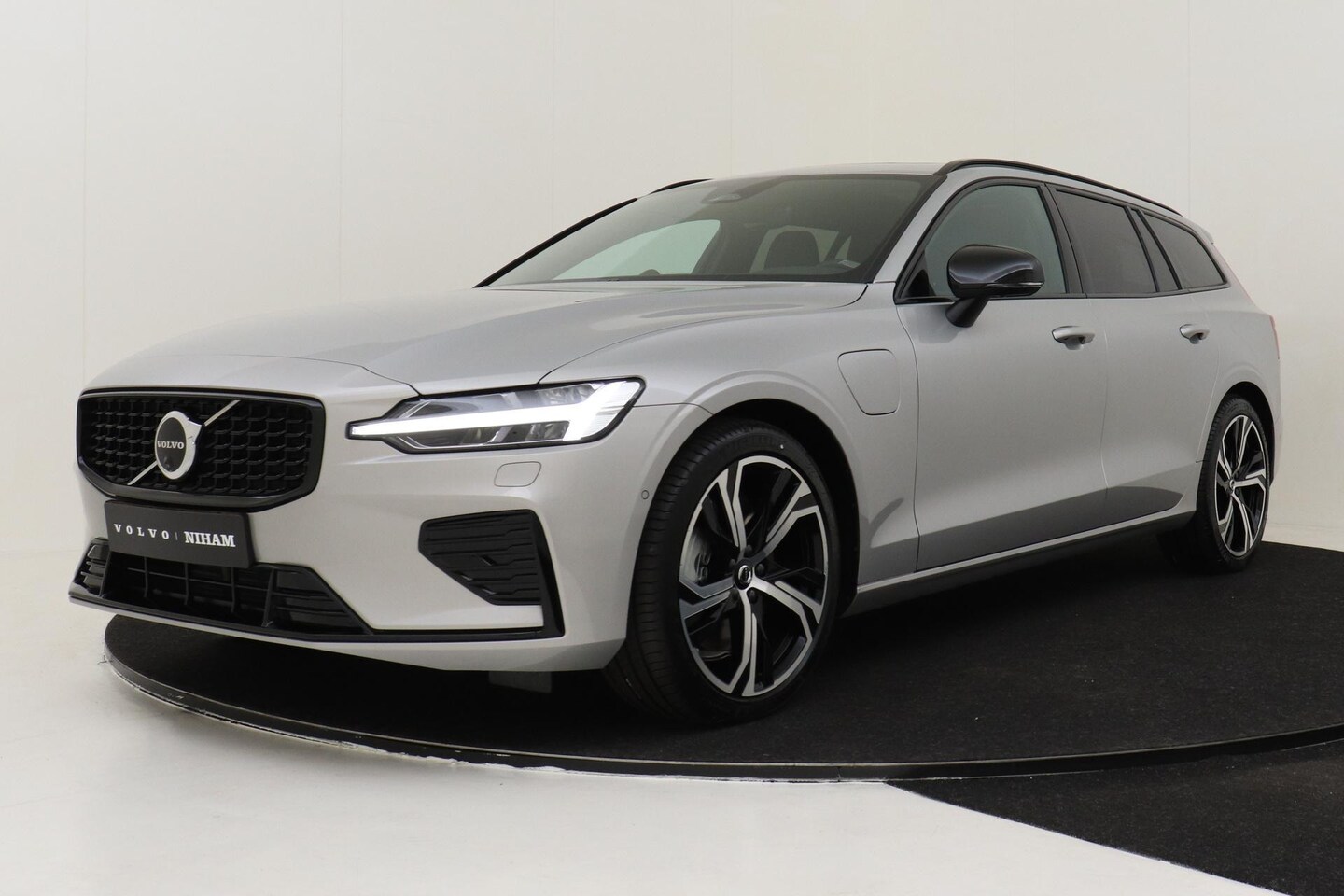 Volvo V60 - T6 RECHARGE AWD ULTRA DARK -PANO.DAK|360°CAM|BOWERS&WILKINS|19"|HEAD-UP DISP. - AutoWereld.nl