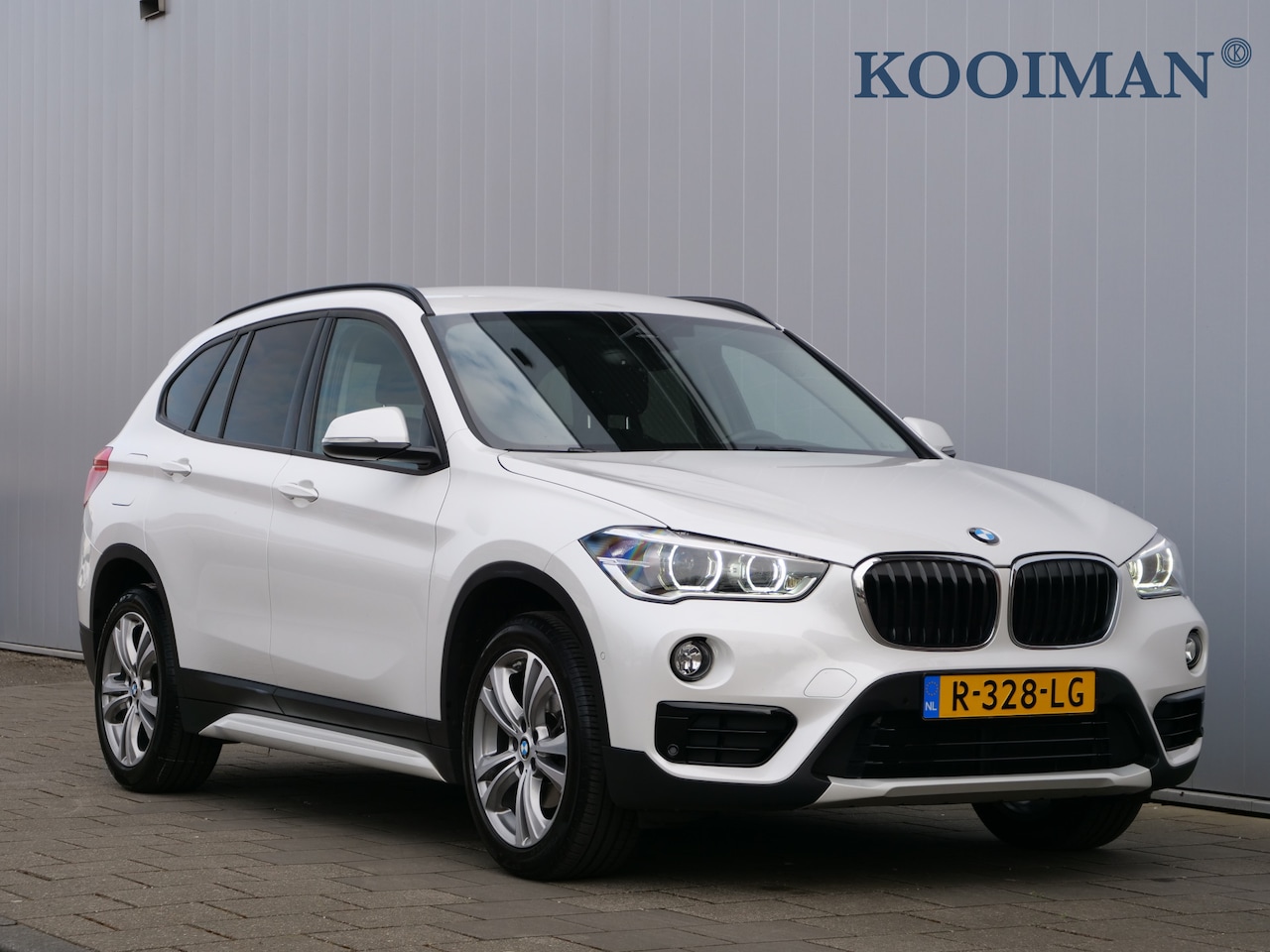 BMW X1 - xDrive18d 150pk High Executive Automaat Navigatie / Trekhaak / Head up / Camera - AutoWereld.nl