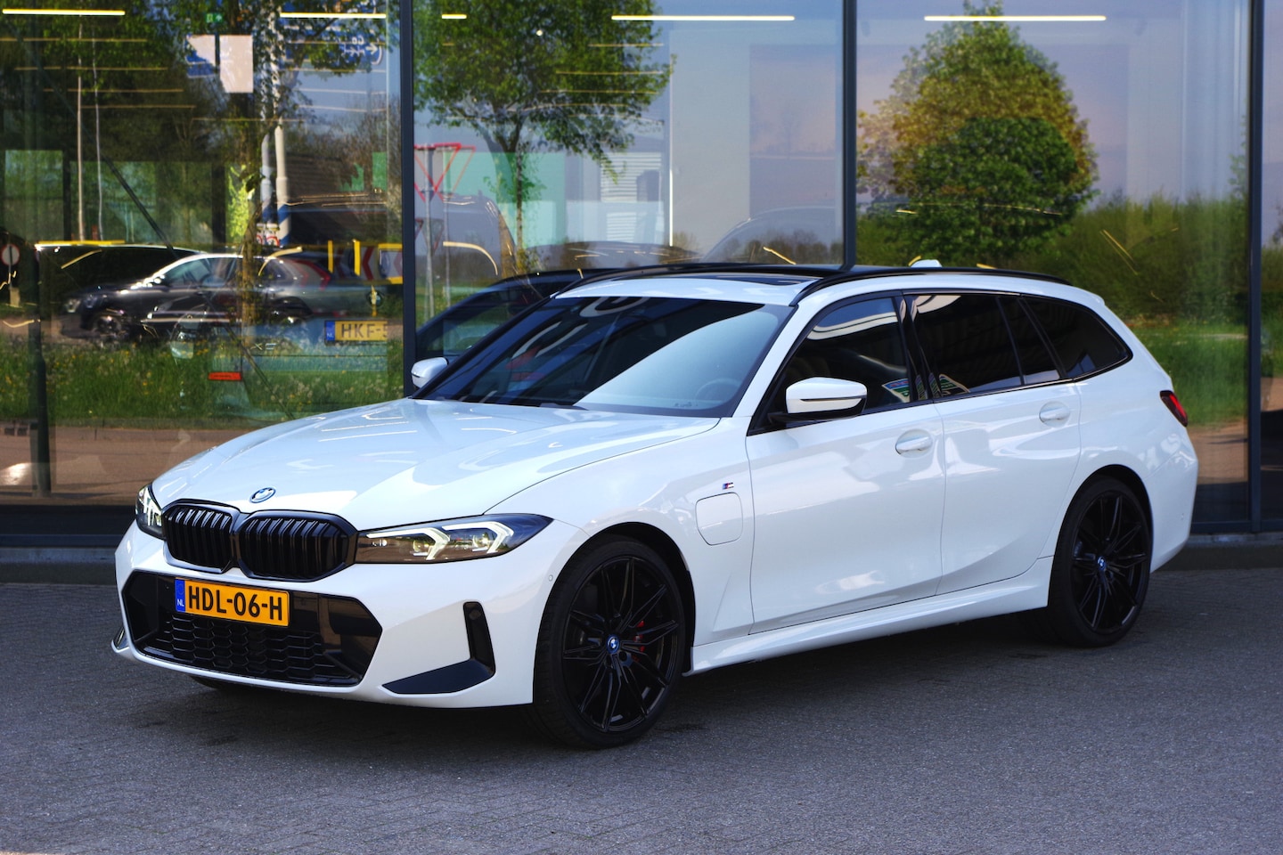 BMW 3-serie Touring - 330e 293 PK M-Sport xDrive PHEV, Panoramadak, Elek. Trekhaak, Camera - AutoWereld.nl