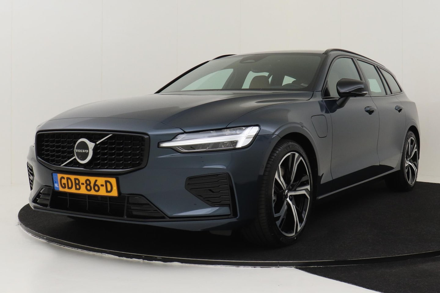 Volvo V60 - Volvo V60 T6 RECHARGE AWD PLUS DARK -EXTERIEUR STYLING|GEVENT.LEDER|360°CAM|ADAP.CRUISE|KE - AutoWereld.nl