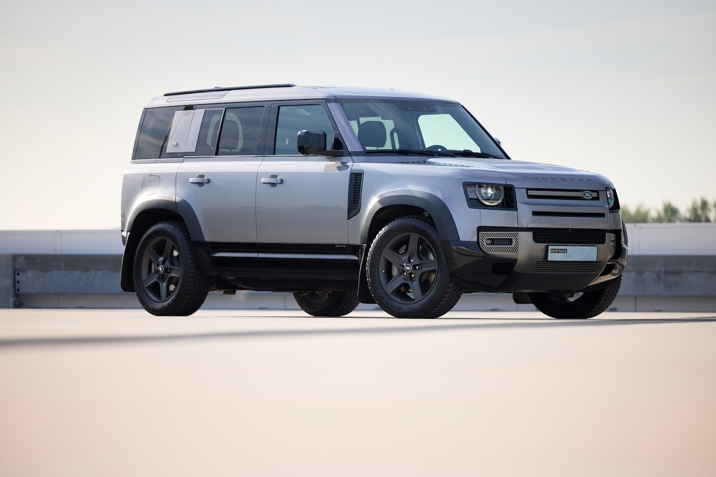 Land Rover Defender Hard Top - 3.0 D300 110 MHEV X-Dynamic SE D300 X-Dynamic SE Off Road - Grijs Kenteken - AutoWereld.nl