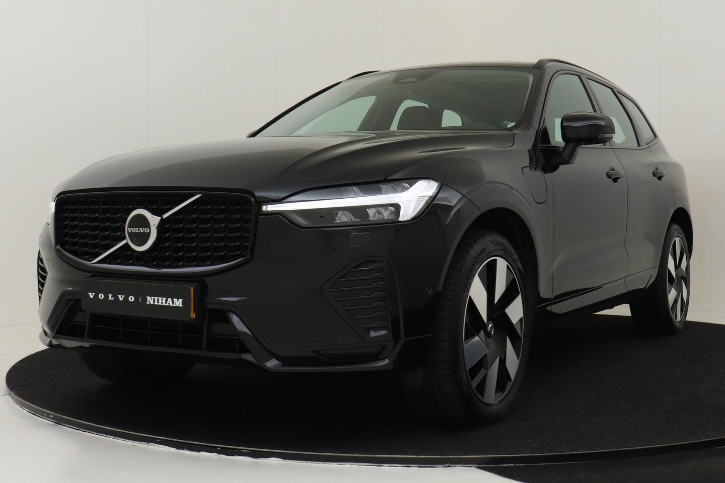 Volvo XC60 - T6 PLUG-IN HYBRID AWD ULTRA DARK -PANO.DAK|HARMAN/KARDON|ADAP.LED|360°CAM|TREKHAAK - AutoWereld.nl