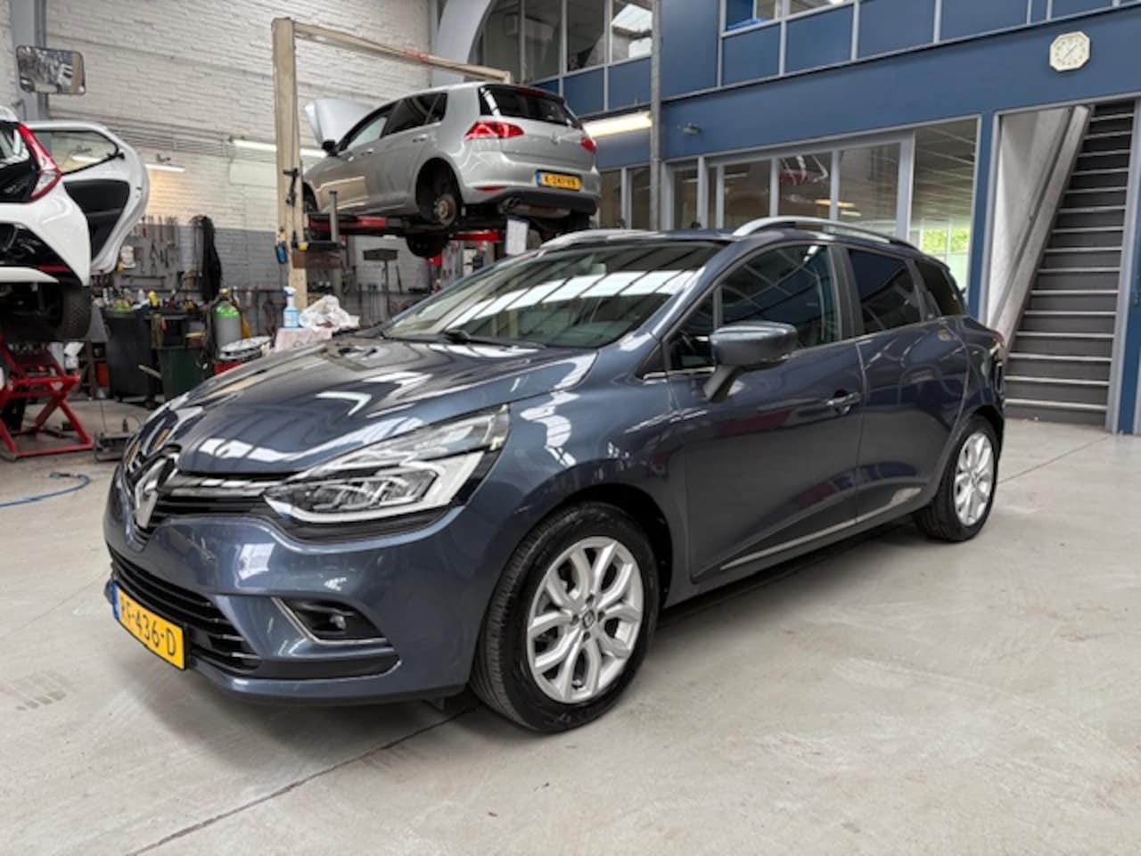 Renault Clio - Energy TCe 90pk Intens | Navigatie | Pdc | Trekhaak | Airco | Half leder - alcantara | NAP - AutoWereld.nl