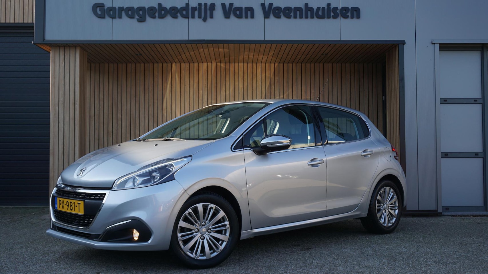Peugeot 208 - 1.2 111pk Automaat 5Drs PureTech Allure Navi DAB Clima 16inch LM Cruise Control *NL auto* - AutoWereld.nl