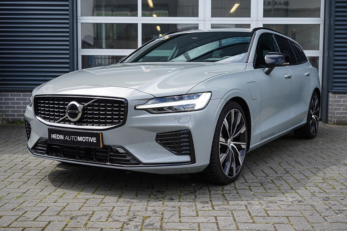 Volvo V60 - 2.0 T6 Plug-in hybrid AWD Ultimate Dark Volvo V60 2.0 T6 Recharge AWD Ultimate Dark | Schu - AutoWereld.nl