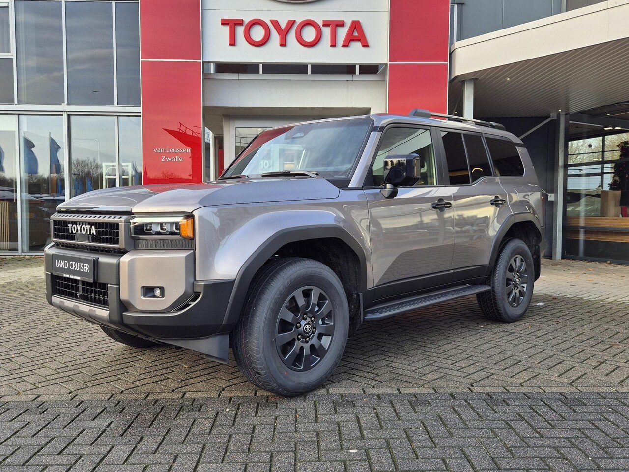 Toyota Land Cruiser - 2.8 D-4D NAVIGATOR SRWV 5-DEURS NIEUW MODEL DIRECT LEVERBAAR PRIJS 2024! STOELVERW AD-CRUI - AutoWereld.nl