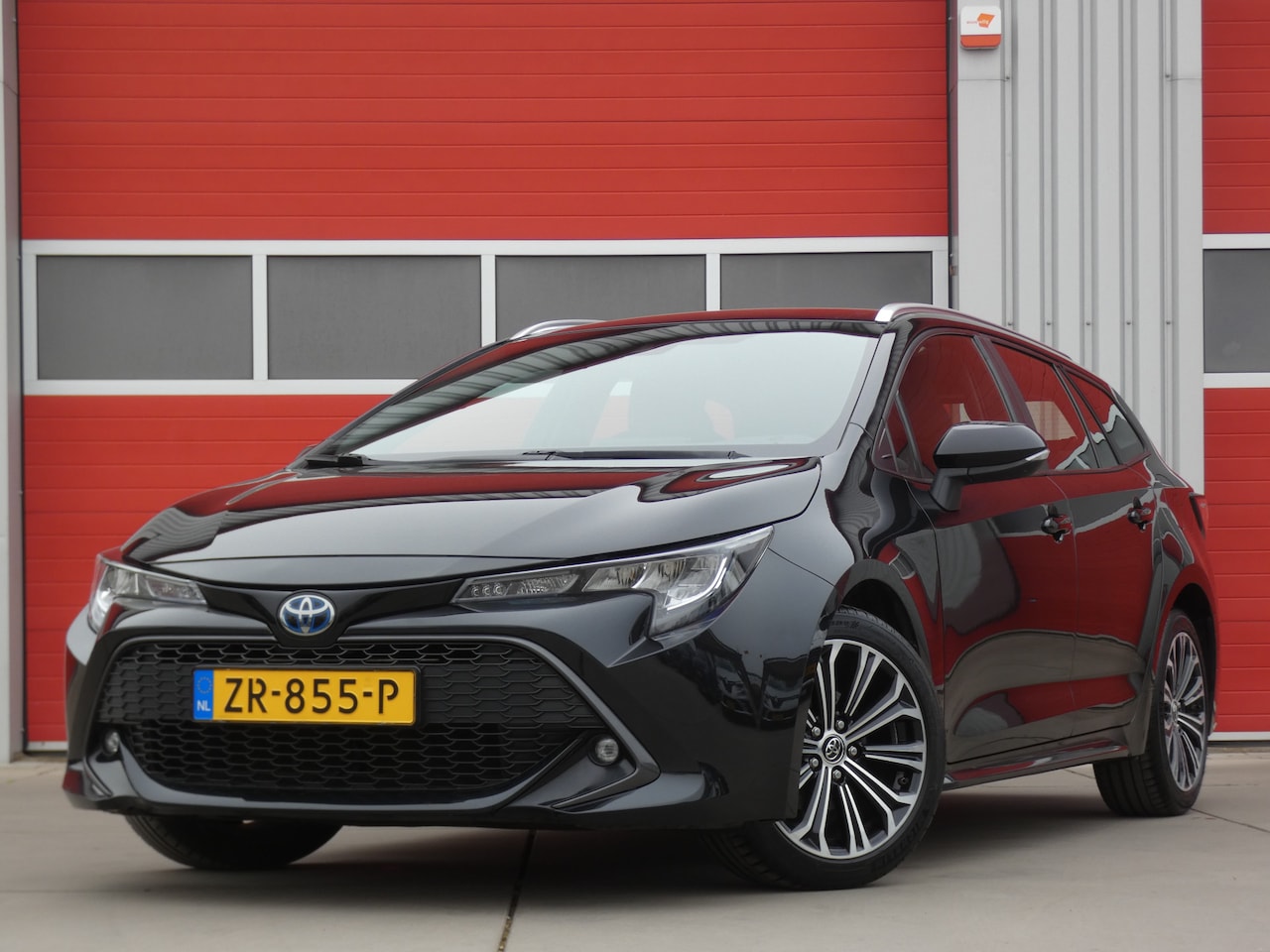 Toyota Corolla Touring Sports - 1.8 Hybrid First Edition/ lage km/ zeer mooi! - AutoWereld.nl