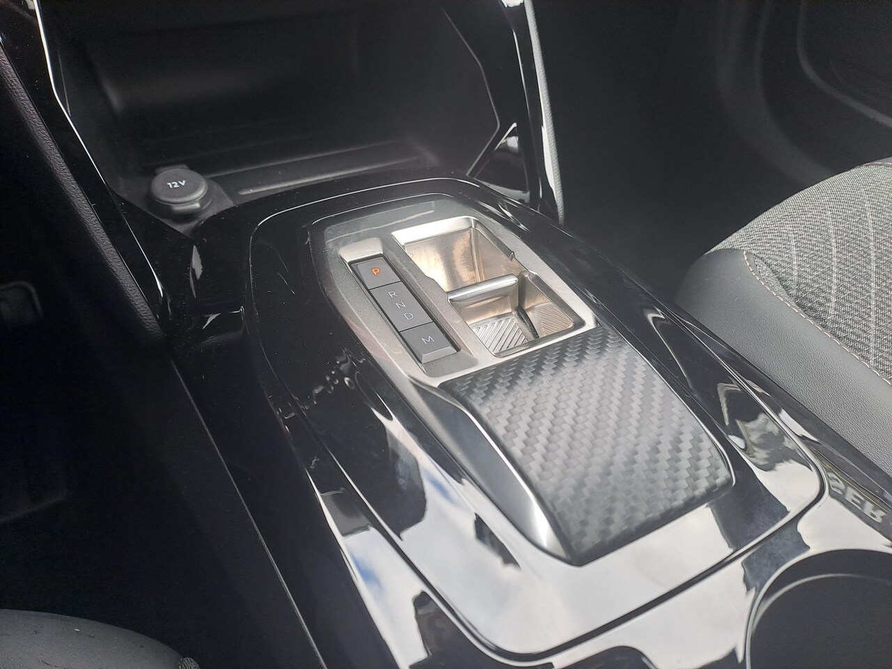 Peugeot 2008 - 1.2 PureTech 130 Allure | Automaat | Climate control | Apple Carplay/Android Auto | 17" Li - AutoWereld.nl