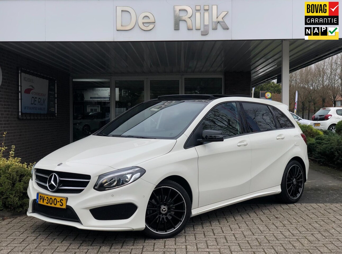 Mercedes-Benz B-klasse - 180 AMG Styling/Night Pakket | Schuifdak, Alcantara, 18'' LMV, Navi, Camera, Cruise, Sfeer - AutoWereld.nl