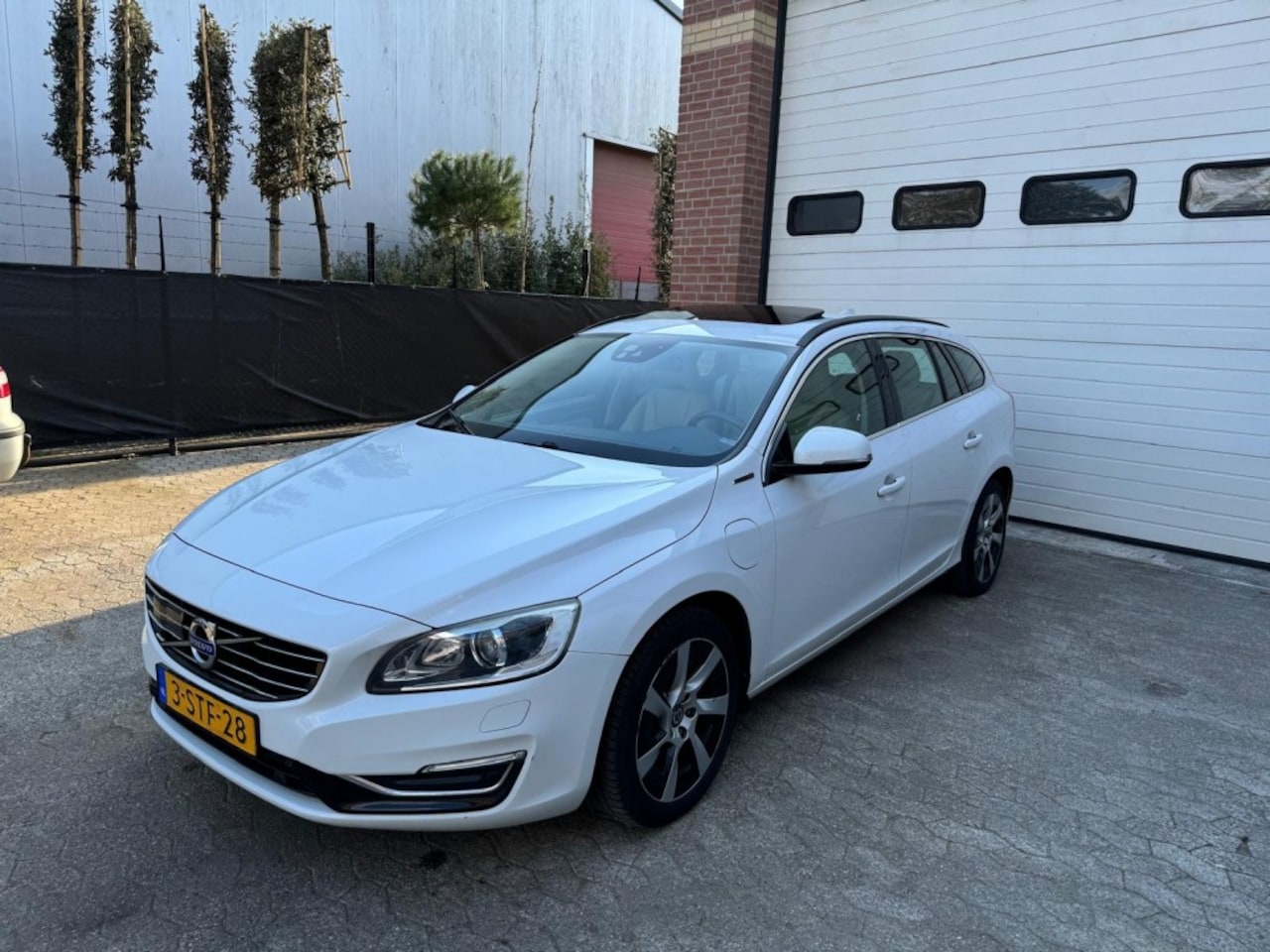 Volvo V60 - 2.4 D6 Plug-In Hybrid 1e eigenaar schuifdak ACC - AutoWereld.nl