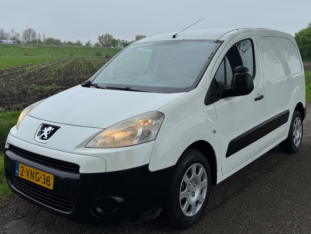 Peugeot Partner - 120 1.6 HDI L1 XT Profit + 2011 MARGE AIRCO NAP EURO 5 - AutoWereld.nl