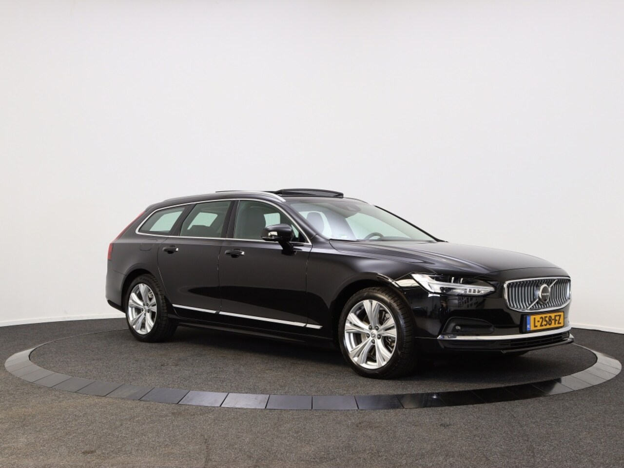 Volvo V90 - 2.0 B4 Inscription | Panoramadak | Rondom Camera | Trekhaak Elek - AutoWereld.nl
