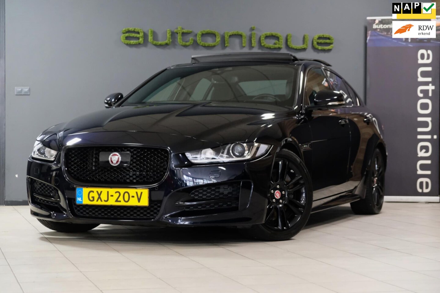 Jaguar XE - 2.0 R-Sport 2.5t *241pk* |PANORAMADAK| Leder/Navi/Camera - AutoWereld.nl