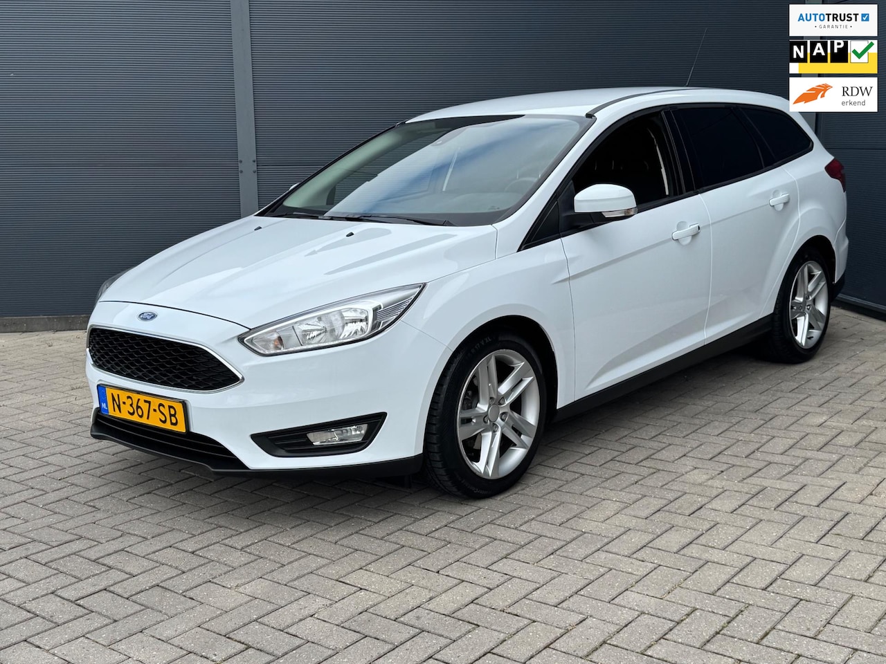 Ford Focus Wagon - 1.0 Titanium / Trekhaak / Navi - AutoWereld.nl