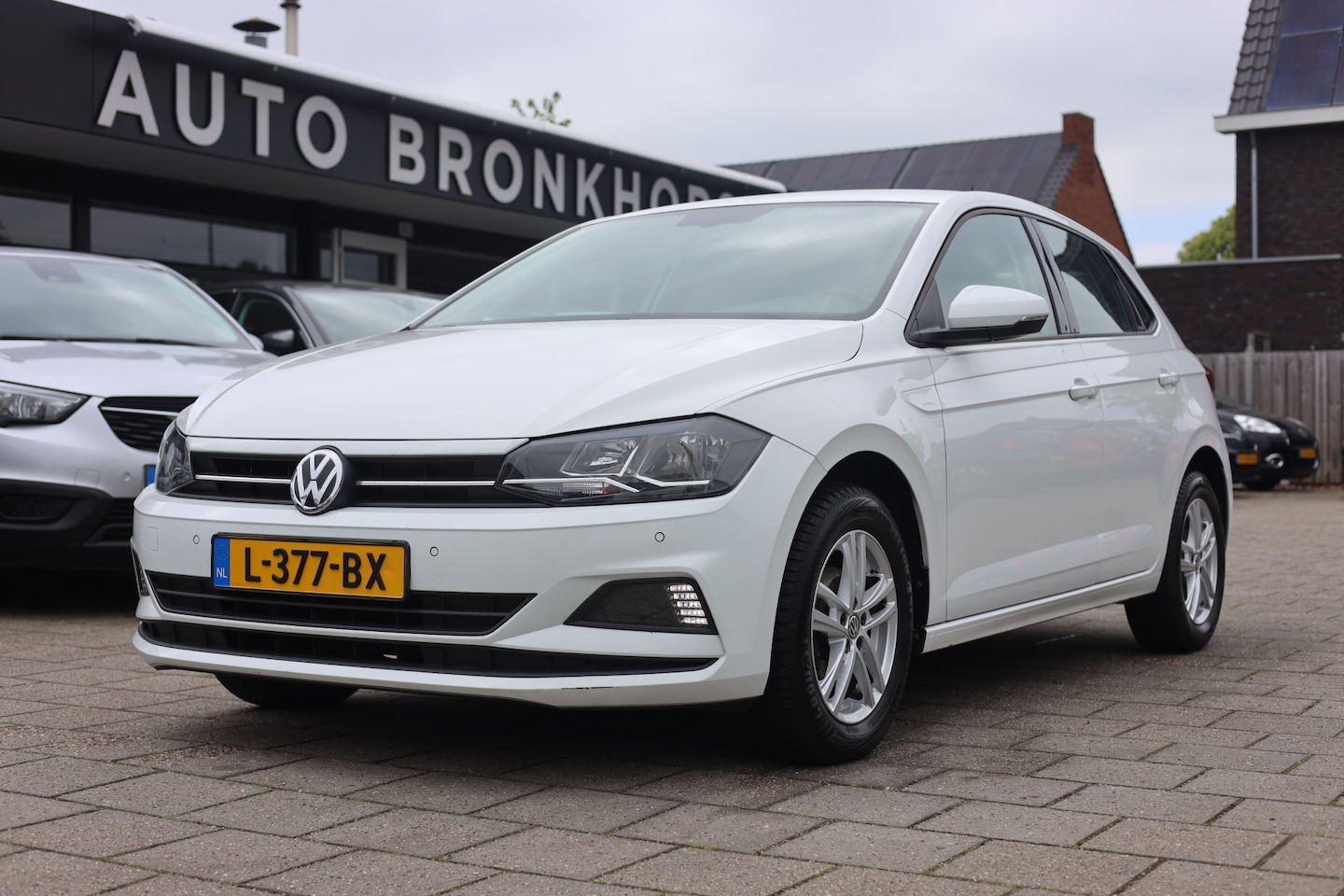 Volkswagen Polo - 1.0 COMFORTLINE | NAVI | CARPLAY | 15 INCH | PDC - AutoWereld.nl
