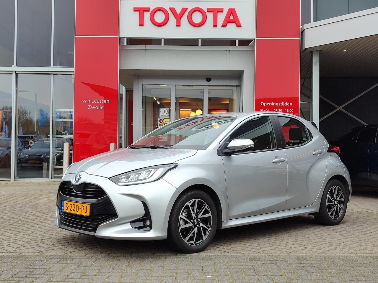 Toyota Yaris - 1.5 HYBRID DYNAMIC KEYLESS LM-VELGEN APPLE/ANDROID CAMERA AD-CRUISE NL-AUTO - AutoWereld.nl