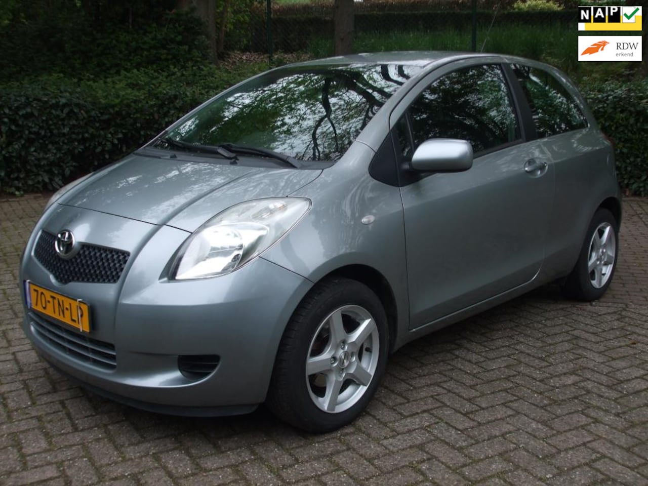 Toyota Yaris - 1.3 VVTi Sol airco trekhaak 162 dkm NAP 3 drs grijs - AutoWereld.nl
