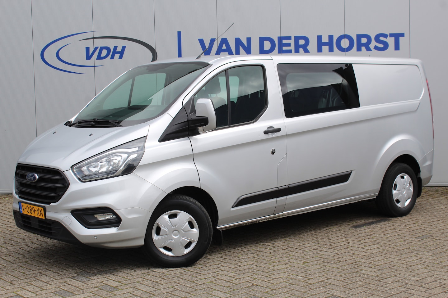 Ford Transit Custom - 300 2.0 105 pk TDCI L2H1 Trend DC 6 zits parkeersensoren voor + achter - Bluetooth - Trekh - AutoWereld.nl