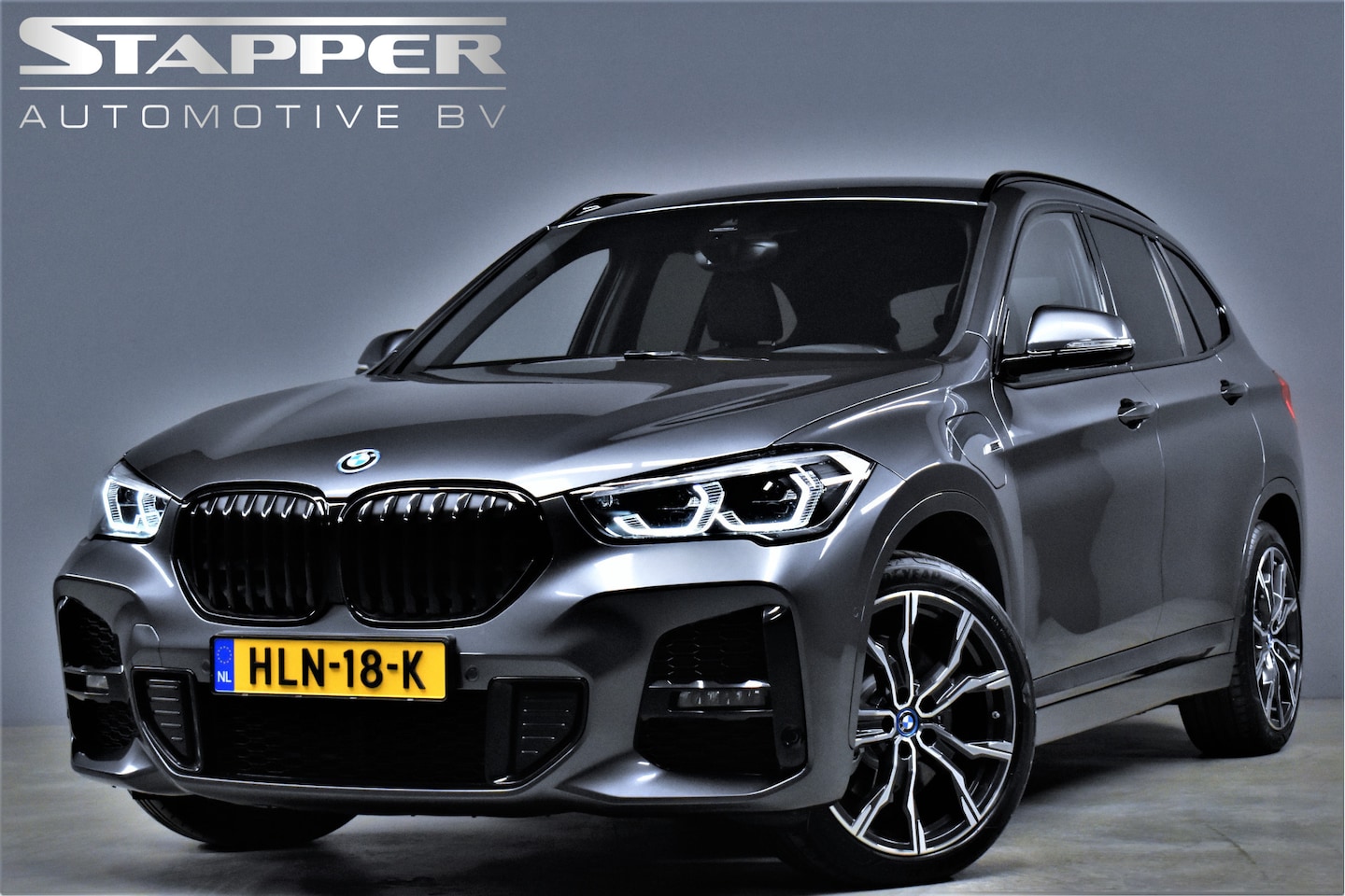 BMW X1 - xDrive25e 220pk M-sport 1e Eig. Dealer OH H.Leer/Keyless/Camera/Navi/Led/Stoelverw./Lmv19’ - AutoWereld.nl